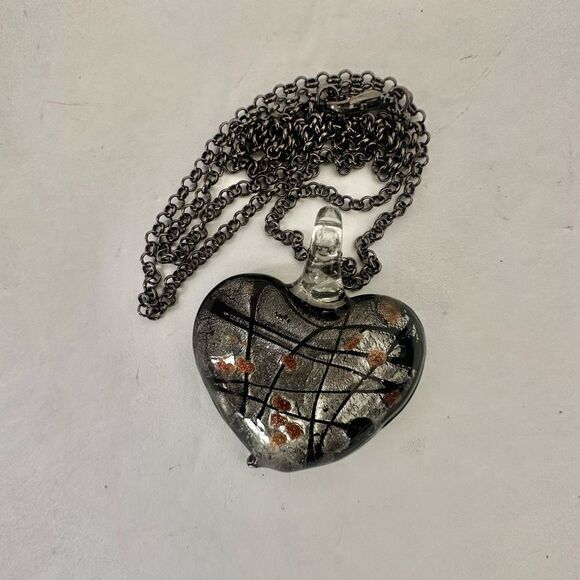 Grey  and black glass heart pendant necklace - Picture 4 of 9